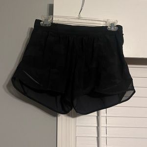 Black camo lululemon hotty hot shorts 4’